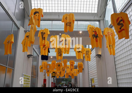 Yorkshire in Yellow, T Shirts Exhibit at the Sheffield Millennium Galleries England UK, mostra d'arte sul tour de france in visita allo Yorkshire Foto Stock