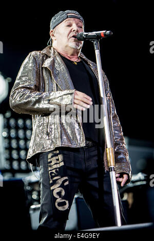 Milano, Italia. 09 Luglio, 2014. L'Italiano rock star Vasco Rossi suona dal vivo allo Stadio San Siro durante il 'Live Kom 2014' Credito: Rodolfo Sassano/Alamy Live News Foto Stock