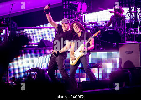 Milano, Italia. 09 Luglio, 2014. L'Italiano rock star Vasco Rossi suona dal vivo allo Stadio San Siro durante il 'Live Kom 2014' Credito: Rodolfo Sassano/Alamy Live News Foto Stock