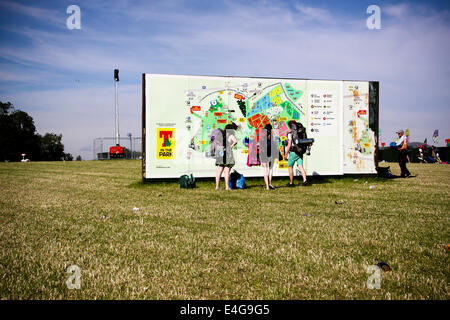 Balado, Kinross, Scotland, Regno Unito. 10 Luglio, 2014. Primi arrivi godendo il sole di benvenuto che si preparano per il weekend. Ventilatori controllo della mappa del sito Credito: ALAN OLIVER/Alamy Live News Foto Stock