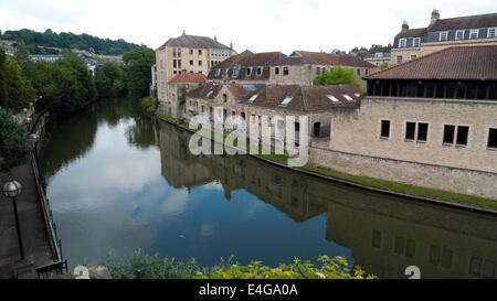 Edifici lungo il fiume Avon che scorre attraverso il centro della città di Bath in Somerset, Inghilterra UK KATHY DEWITT Foto Stock