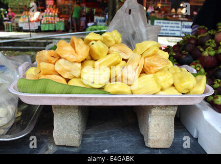 Jackfruit su una foglia di banano Foto Stock