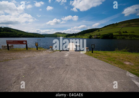 Serbatoio Ladybower nel Parco Nazionale di Peak District su un giorno d'estate. Il serbatoio è una popolare meta turistica. Foto Stock