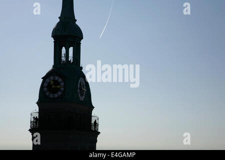 La guglia di san Peterskirche o la chiesa di San Pietro, Marienplatz Monaco di Baviera, Germania Foto Stock