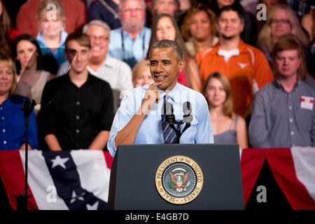 Austin, Texas, USA. 10 Luglio, 2014. Il presidente Barack Obama tenta di spostare i riflettori lontano dal Texas i problemi dell'immigrazione con un discorso sulla vivace economia degli Stati Uniti ad un pubblico entusiasta di Austin il leggendario teatro Paramount. Obama si è incontrato privatamente con Gov. Rick Perry durante una due giorni di oscillare attraverso il Texas. Credito: Bob Daemmrich/Alamy Live News Foto Stock