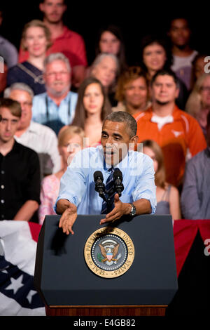 Austin, Texas, USA. 10 Luglio, 2014. Il presidente Barack Obama tenta di spostare i riflettori lontano dal Texas i problemi dell'immigrazione con un discorso sulla vivace economia degli Stati Uniti ad un pubblico entusiasta di Austin il leggendario teatro Paramount. Obama si è incontrato privatamente con Gov. Rick Perry durante una due giorni di oscillare attraverso il Texas. Credito: Bob Daemmrich/Alamy Live News Foto Stock