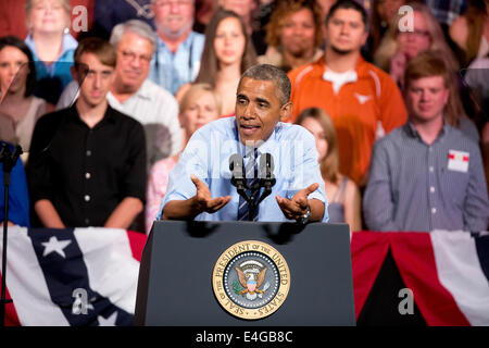 Austin, Texas, USA. 10 Luglio, 2014. Il presidente Barack Obama tenta di spostare i riflettori lontano dal Texas i problemi dell'immigrazione con un discorso sulla vivace economia degli Stati Uniti ad un pubblico entusiasta di Austin il leggendario teatro Paramount. Obama si è incontrato privatamente con Gov. Rick Perry durante una due giorni di oscillare attraverso il Texas. Credito: Bob Daemmrich/Alamy Live News Foto Stock