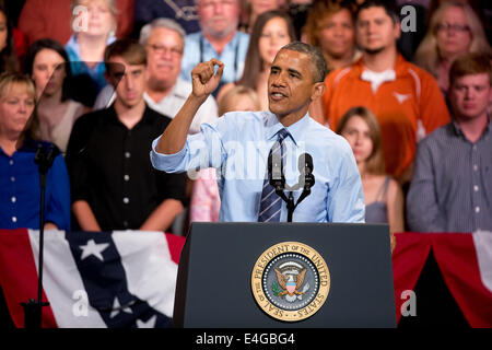 Austin, Texas, USA. 10 Luglio, 2014. Il presidente Barack Obama tenta di spostare i riflettori lontano dal Texas i problemi dell'immigrazione con un discorso sulla vivace economia degli Stati Uniti ad un pubblico entusiasta di Austin il leggendario teatro Paramount. Obama si è incontrato privatamente con Gov. Rick Perry durante una due giorni di oscillare attraverso il Texas. Credito: Bob Daemmrich/Alamy Live News Foto Stock