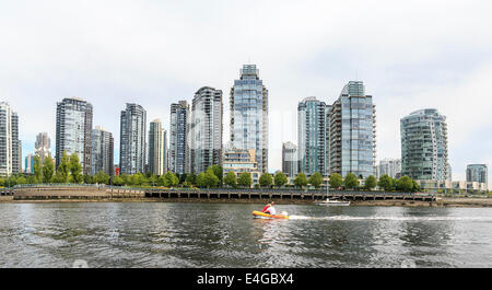 Skyline della città di Vancouver, British Columbia, Canada, come si vede dall'acqua. Famoso edificio curvo è in vista sulla destra. Foto Stock