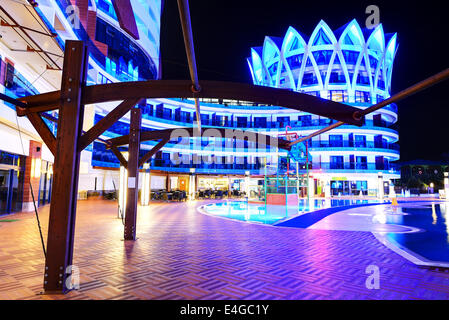 La piscina e la costruzione di hotel di lusso in illuminazione notturna, Antalya, Turchia Foto Stock