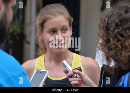 Londra, Regno Unito. 10 Luglio, 2014. Emily stoppini è il primo maschio runner al traguardo e ha 6 anni vince il Standard Chartered città fantastica gara 2014 a Londra. Credito: Vedere Li/Alamy Live News Foto Stock