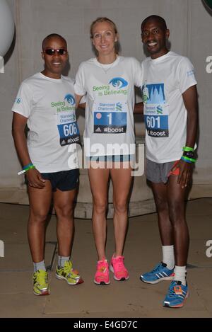 Londra, Regno Unito. 10 Luglio, 2014. Giuseppe Kibunja un cieco runner, Paula Radcliffe e la guida Giuseppe Kibunja finire il corre a Standard Chartered città fantastica gara 2014 ricevere un metallo a Londra. Credito: Vedere Li/Alamy Live News Foto Stock