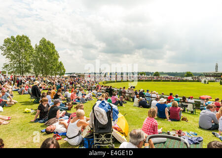 La folla guarda cavallo saltando al grande spettacolo dello Yorkshire 2014 Foto Stock