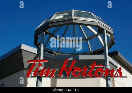 Tim Hortons coffee shop e restaurant sign in Vancouver, BC, Canada Foto Stock