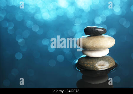 Pietre equilibrato in acqua Foto Stock