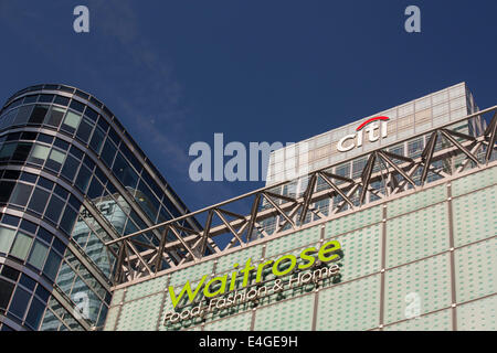 Un Waitrose store e le banche a Canary Wharf, Londra, Regno Unito. Foto Stock