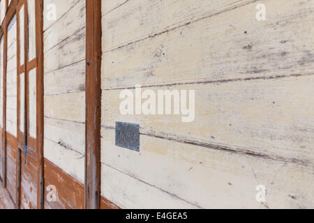 Vecchio Shabby tavole di legno con incrinato la vernice del colore dello sfondo Foto Stock