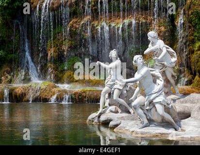 Fontana di Diana e Atteone e il grande Waterfal. Statue mitologiche delle ninfe nel giardino del Palazzo Reale di Caserta. Foto Stock