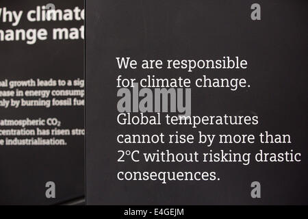 Una sostenibilità mostra presso il palazzo di cristallo che è il primo edificio nel mondo che ha ottenuto un eccezionale BREEAM (BRE Valutazione Ambientale) metodo di classificazione e un LEED (Leadership in Energy and Environmental Design) rating di platino. Londra, Regno Unito. Foto Stock