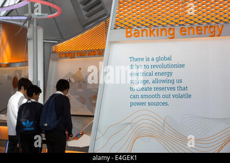 Una sostenibilità mostra presso il palazzo di cristallo che è il primo edificio nel mondo che ha ottenuto un eccezionale BREEAM (BRE Valutazione Ambientale) metodo di classificazione e un LEED (Leadership in Energy and Environmental Design) rating di platino. Londra, Regno Unito. Foto Stock