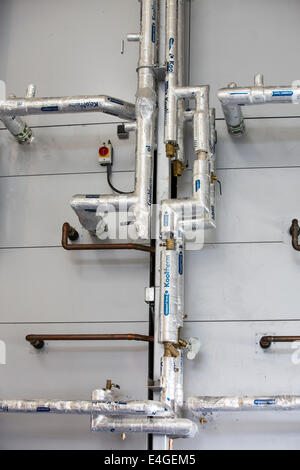 Piping presso il palazzo di cristallo che è il primo edificio nel mondo che ha ottenuto un eccezionale BREEAM (BRE Valutazione Ambientale) metodo di classificazione e un LEED (Leadership in Energy and Environmental Design) rating di platino. Londra, Regno Unito. Foto Stock