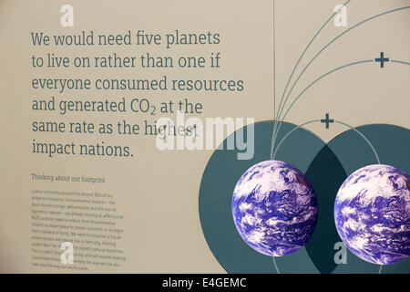 Una sostenibilità mostra presso il palazzo di cristallo che è il primo edificio nel mondo che ha ottenuto un eccezionale BREEAM (BRE Valutazione Ambientale) metodo di classificazione e un LEED (Leadership in Energy and Environmental Design) rating di platino. Londra, Regno Unito. Foto Stock