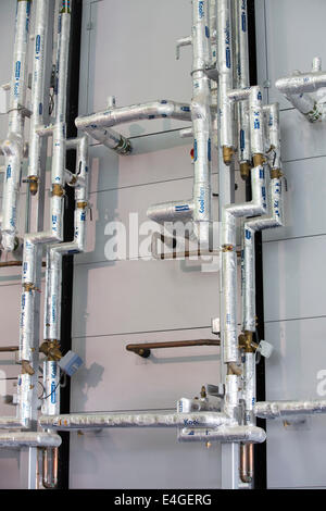 Piping presso il palazzo di cristallo che è il primo edificio nel mondo che ha ottenuto un eccezionale BREEAM (BRE Valutazione Ambientale) metodo di classificazione e un LEED (Leadership in Energy and Environmental Design) rating di platino. Londra, Regno Unito. Foto Stock