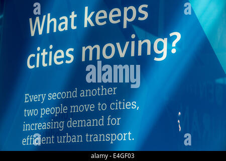 Una sostenibilità mostra presso il palazzo di cristallo che è il primo edificio nel mondo che ha ottenuto un eccezionale BREEAM (BRE Valutazione Ambientale) metodo di classificazione e un LEED (Leadership in Energy and Environmental Design) rating di platino. Londra, Regno Unito. Foto Stock