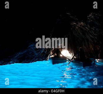 La Grotta Azzurra, in italiano "Grotta Azzurra", è una grotta marina sulla costa dell'isola di Capri, Italia meridionale Foto Stock