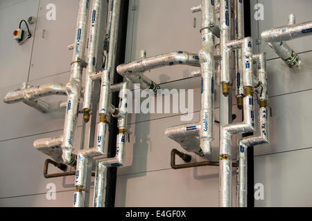Piping presso il palazzo di cristallo che è il primo edificio nel mondo che ha ottenuto un eccezionale BREEAM (BRE Valutazione Ambientale) metodo di classificazione e un LEED (Leadership in Energy and Environmental Design) rating di platino. Londra, Regno Unito. Foto Stock