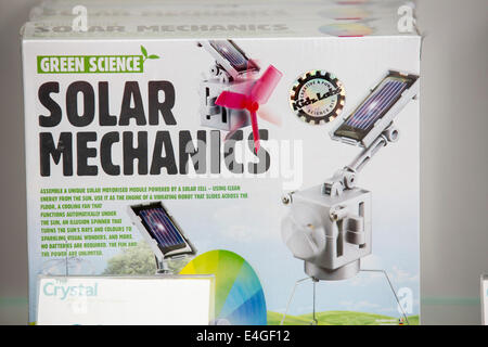 Un solare gioco educativo in vendita presso il palazzo di cristallo che è il primo edificio nel mondo che ha ottenuto un eccezionale Foto Stock