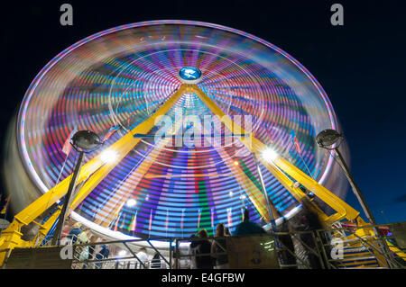 Ruota panoramica Ferris di notte, Calgary Stampede Midway, Calgary, Alberta, Canada Foto Stock