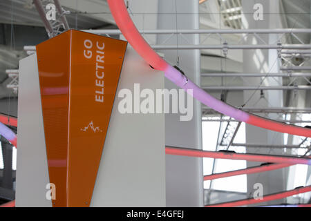 Una sostenibilità mostra presso il palazzo di cristallo che è il primo edificio nel mondo che ha ottenuto un eccezionale BREEAM (BRE Valutazione Ambientale) metodo di classificazione e un LEED (Leadership in Energy and Environmental Design) rating di platino. Londra, Regno Unito. Foto Stock