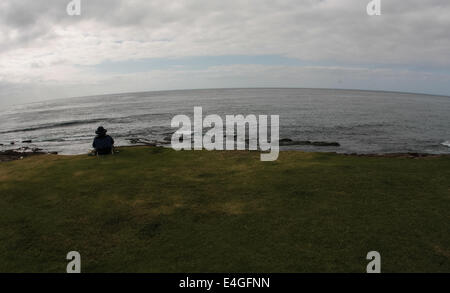 Lone donna e il mare. Foto Stock