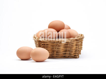 Le uova nel paniere di rattan un cibo sano dono isolato su bianco Foto Stock