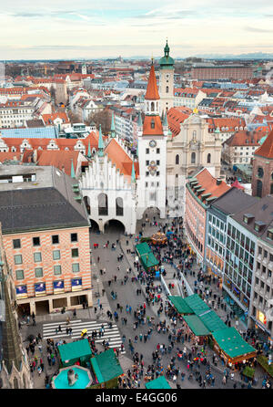 Famoso orologio Zodiac Tower sulla facciata del vecchio municipio, Marienplatz Monaco di Baviera Foto Stock