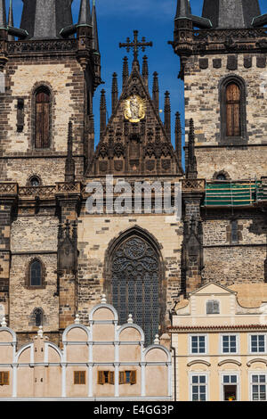 Vista della chiesa di Tyn (Tyn- Chram) sulla Piazza della Città Vecchia dal Municipio. Praga, Repubblica Ceca Foto Stock