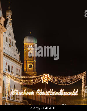 Il Monaco di Baviera i mercati sono incredibilmente bella con le luci fairy che fiancheggiano le strade e illuminata di alberi di Natale e stelle d Foto Stock