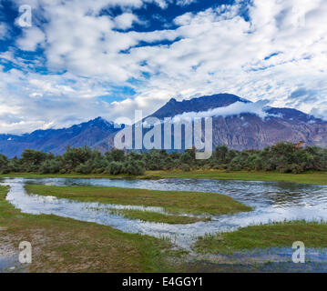 Himalaya e il paesaggio della Valle di Nubra sul tramonto. Hunber, Valle di Nubra, Ladakh, India Foto Stock