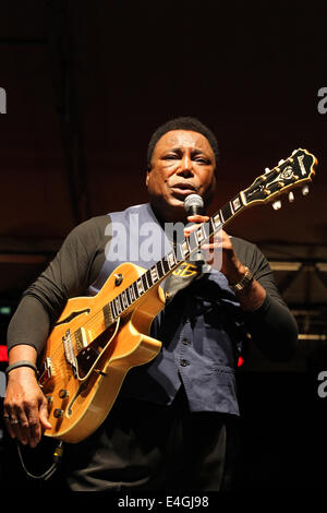 Avella, Italia. 10 Luglio, 2014. George Benson live a Pomigliano Jazz Festival 2014. In foto: George Benson sul palco durante l'esecuzione di credito: Marco Cantile/NurPhoto/ZUMA filo/Alamy Live News Foto Stock