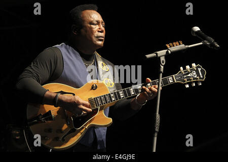 Avella, Italia. 10 Luglio, 2014. George Benson live a Pomigliano Jazz Festival 2014. In foto: George Benson sul palco durante l'esecuzione di credito: Marco Cantile/NurPhoto/ZUMA filo/Alamy Live News Foto Stock