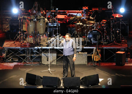 Avella, Italia. 10 Luglio, 2014. George Benson live a Pomigliano Jazz Festival 2014. In foto: George Benson sul palco durante l'esecuzione di credito: Marco Cantile/NurPhoto/ZUMA filo/Alamy Live News Foto Stock