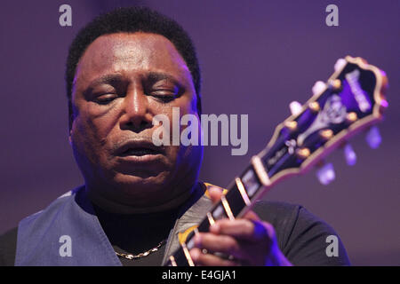 Avella, Italia. 10 Luglio, 2014. George Benson live a Pomigliano Jazz Festival 2014. In foto: George Benson sul palco durante l'esecuzione di credito: Marco Cantile/NurPhoto/ZUMA filo/Alamy Live News Foto Stock