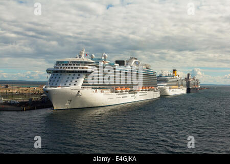 Navi in porto su uno sfondo di nuvole Foto Stock