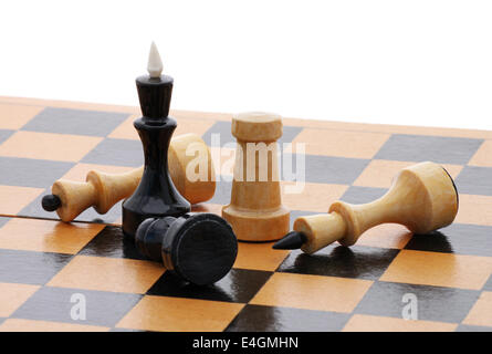Dettaglio della scacchiera in legno con diversi scacchi su bianco Foto Stock