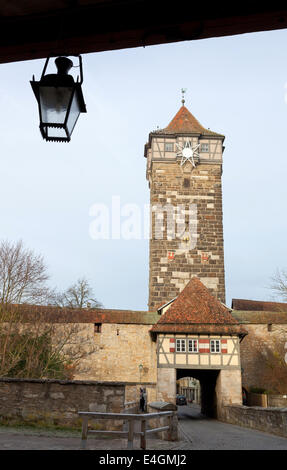 Antico cancello di castello con torre di castello di Rothenburg ob der Tauber in Germania Foto Stock