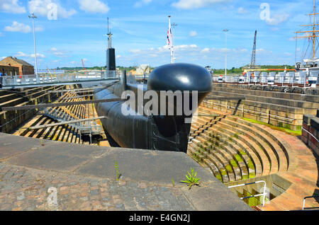 Chatham, Kent, Inghilterra. Chatham Historic Dockyard. HM sommergibile "Ocelot' (Chatham, 1962) 'O' classe diesel-elettrico in sottomarino Foto Stock