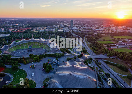 Vista della Olympic Stadium e Monaco di Baviera, Germania, Europa Foto Stock