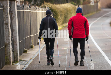 Giovane facendo Nordic walking in inverno, Rothenburg ob der Tauber. Foto Stock