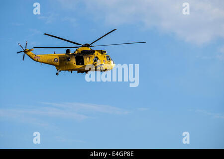 Un RAF Salvataggio in elicottero flying overhead. Foto Stock